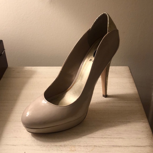 G by GUESS tan/gold pump - Picture 4 of 4